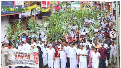 ബഫർസോണിൽ നിന്നും ഇടുക്കിയിലെ കുമളിയെ ഒഴിവാക്കണം; ദേശീയപാത ഉപരോധിച്ച് സമരം