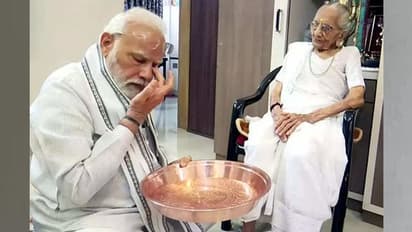 राहुल-प्रियंका से लेकर खड़गे-अखिलेश और गहलोत तक, जानिए PM मोदी की मां के लिए किसने क्या लिखा...