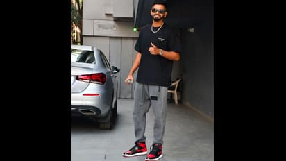 மும்பையில் லிங்கிங் ரோடு பகுதியில் வலம் வரும் ஷ்ரேயாஸ் ஐயர்!