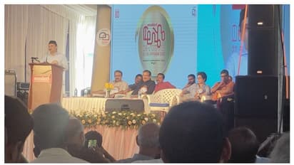 വാക്കുപാലിച്ച് മുനവ്വറലി ശിഹാബ് തങ്ങൾ; ദേശാഭിമാനി വാർഷികാഘോഷ പരിപാടിക്ക് ആശംസകൾ നേരാൻ എത്തി