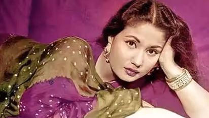 ట్రాజెడీ క్వీన్‌ మీనా కుమారి బయోపిక్‌లో కృతీ సనన్,  బంపర్ ఆఫర్ కొట్టేసిన ప్రభాస్ హీరోయిన్