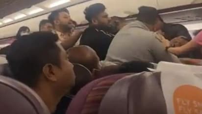 విమానంలో ప్రయాణికుల మధ్య భీకర పోరు.. వైరల్ అవుతోన్న వీడియో