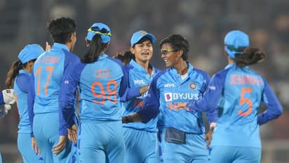 ത്രിരാഷ്ട്ര ടി20 ക്രിക്കറ്റ്: വെസ്റ്റ് ഇന്ഡീസ് വനിതകള്ക്കെതിരെ ഇന്ത്യക്ക് കുഞ്ഞന് വിജയലക്ഷ്യം