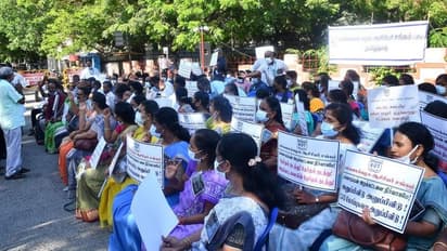 அமைச்சருடனான பேச்சுவார்த்தை தோல்வி; தொடர் உண்ணாவிரதத்தில் ஆசிரியர்கள்