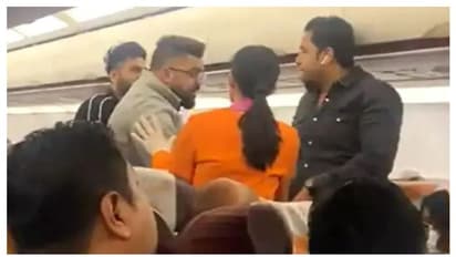 ആകാശത്തും തല്ലുമാല; വിമാന യാത്രക്കിടെ യാത്രക്കാർ ഏറ്റുമുട്ടി -വീഡിയോ