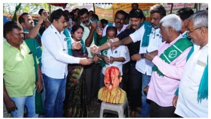 വാക്കുപാലിച്ചില്ല; ബിജെപി മുഖ്യമന്ത്രിയുടെ പ്രതിമയിൽ രക്താഭിഷേകം നടത്തി കർഷകർ