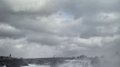 உறைபனியில் கனவுலகம் போல் காட்சியளிக்கும் நயாகரா நீர்வீழ்ச்சி!