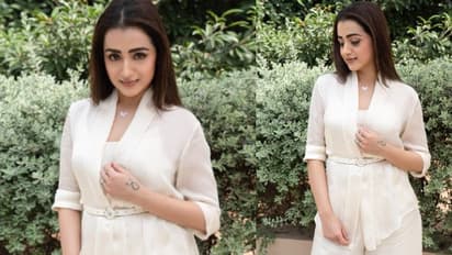 చిలిపి చూపులతో టెంప్ట్ చేస్తున్న త్రిష,  నిండు చందమామలా మెరిసిపోతున్న తమిళ భామ