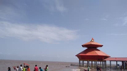 தினமும் கடலில் மூழ்கி எழும் அற்புத சிவ லிங்கம்!