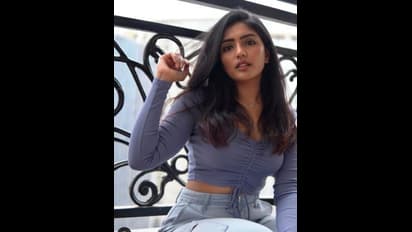 నడుము మడతలు చూపిస్తూ తెలుగు బ్యూటీ చిలిపి ఫోజులు.. స్లీవ్ లెస్ బ్లౌజ్ లో చితక్కొట్టేసిన ఈషా రెబ్బా 