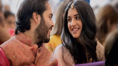 सासू मां की लाडली, जेठानी की प्यारी..8 PHOTOS में देखें राधिका मर्चेंट की अंबानी फैमिली के साथ बॉन्डिंग