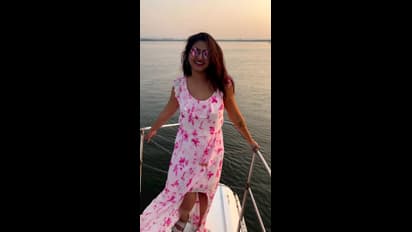 అందం ఇలా పెంచుతోంది ఏంటి.. బోట్ లో హాట్ యాంకర్ వర్షిణి పరువాల హొయలు 