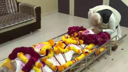 मां के चरणों में सिर रखकर भावुक हुए मोदी, PHOTO में देखें कैसे एक आम बेटे की तरह अर्थी को दिया कंधा