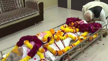 तस्वीरों में देखें हीराबेन मोदी की अंतिम विदाई, मोदी ने दिवंगत मां की अर्थी को यूं दिया कंधा-एक टक निहारते रहे
