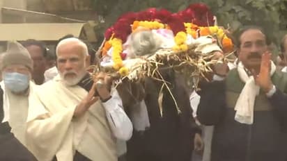 கண்ணீர்மல்க தாயாரின் உடலை சுமந்து சென்ற பிரதமர் மோடி - கண்கலங்க வைக்கும் வீடியோ இதோ