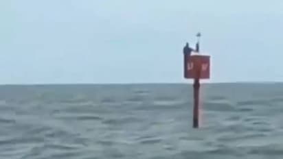 രണ്ട് ദിവസം കടലിൽ പെട്ടു, അഭയം തേടിയത് അപകടസൂചന നൽകാൻ വച്ച പൊങ്ങിൽ അള്ളിപ്പിടിച്ച്