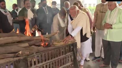 தோளில் தாலாட்டி சீராட்டி வளர்த்த தாயின் உடலை தோளில் சுமந்து உடலுக்கு தீ மூட்டி கலங்கிய பிரதமர் மோடி..