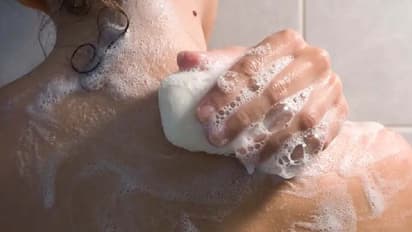  अनोखा साबुन और दावा: एक बार के इस्तेमाल से स्किन के सारे रोग खत्म, औषधियों से भरपूर-कीमत भी कम