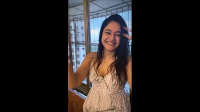 అప్పుడే స్నానం చేసి వంగి వంగి అందాలు చూపిస్తున్న పూనమ్ బజ్వా.. ముద్దులతో బోనస్ కూడా.. 