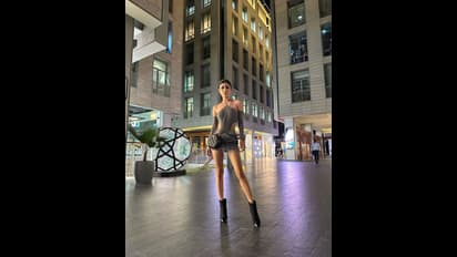 ‘బ్రహ్మస్త్రం’ బ్యూటీ తెగింపు.. టూపీస్ బికినీలో మైండ్  బ్లాక్ చేస్తున్న మౌనీ రాయ్.. న్యూ ఇయర్ ట్రీట్!