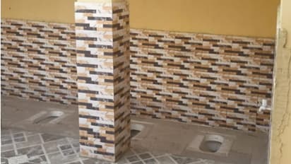 यूपी में बना अनोखा शौचालय देखकर हो जाएंगे हैरान, लोग बोले- यहां शौच करना है या ग्रुप डिस्कशन