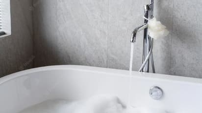 മദ്യപിച്ച് വീട് കുത്തിത്തുറന്ന് ബാത്ത്ടബ്ബില് കുളി; കയ്യോടെ പൊക്കി പൊലീസ്