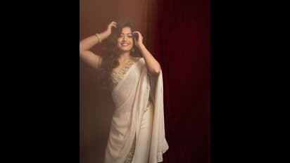 చీరలో ఇంత వయ్యారంగా పోజులిస్తే కుర్రాళ్ల కొంప కొల్లేరే.. నేషనల్‌ క్రష్‌ న్యూ ఇయర్‌ సందేశం..