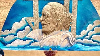 ಹೀರಾಬೆನ್ ಮರಳು ಶಿಲ್ಪ ಚಿತ್ರಿಸಿ  ಹಿರಿಯ ಚೇತನಕ್ಕೆ ಕಲಾವಿದನ ಭಾವಪೂರ್ಣ ವಿದಾಯ