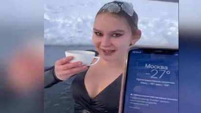 മൈനസ് 27 ഡിഗ്രിയിൽ തണുത്തുറഞ്ഞ തടാകത്തിൽ നീന്തി, ചൂടുകാപ്പി കുടിക്കുന്ന യുവതി; വീഡിയോ