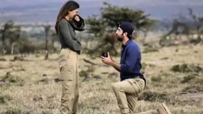 കയ്യില് മോതിരവുമായി കാല്മുട്ടില് നിന്നുകൊണ്ട് പ്രണയാഭ്യര്ത്ഥന നടത്തുന്ന രണ്ബീര്; പഴയ ചിത്രം വൈറല്