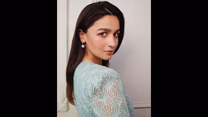 ಮಗುವಿಗೆ ಜನ್ಮ ನೀಡಿ 2 ತಿಂಗಳಲ್ಲೇ ಸಿಕ್ಕಾಪಟ್ಟೆ ತೆಳ್ಳಗಾದ ಅಲಿಯಾ ಭಟ್ ನೋಡಿ ಫ್ಯಾನ್ಸ್ ಅಚ್ಚರಿ