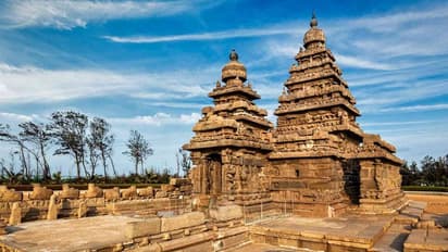 மகாபலிபுரத்தை சுற்றிப்பார்த்த முதல்வரை சுற்றி சுற்றி பார்த்த பொதுமக்கள்