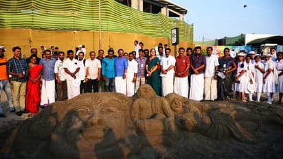  കലോത്സവ ആരവത്തിന് ഒരുങ്ങി കോഴിക്കോട്, കടലോരത്ത് ഒരുങ്ങിയത് ഭീമൻ മണൽശില്പം