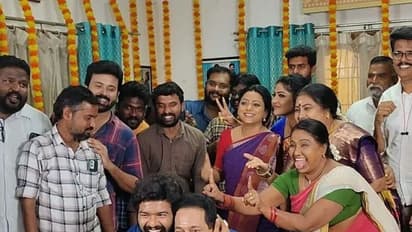 செம்ம கொண்டாட்டத்தில் 'பாக்கிய லட்சுமி' சீரியல் நடிகர்கள்..! கேக் வெட்டி ஜமாய்த்த போட்டோஸ் வைரல்!