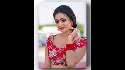 రెడ్‌ లెహంగా చోళీలో `జబర్దస్త్` యాంకర్‌ అందాలు మైండ్‌ బ్లాక్‌.. ఆ స్మైల్‌కి ఎవ్వరైనా పడిపోవాల్సిందే