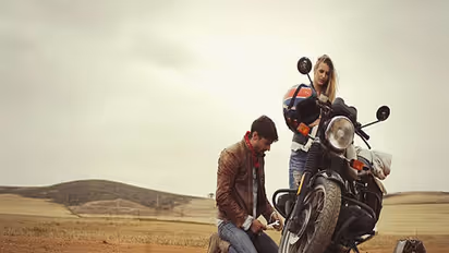 Bike में खत्म हो गया हो फ्यूल तो पट्रोल पंप तक पहुंचा सकता है 'फूंक', आजमाकर देखें