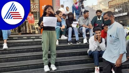 Bengaluru: ಚರ್ಚ್ ಸ್ಟ್ರೀಟ್‌ನಲ್ಲಿ Free Hug ಅಭಿಯಾನ: ಪೋಸ್ಟರ್ ಹಿಡಿದು ನಿಂತ ಯುವತಿ