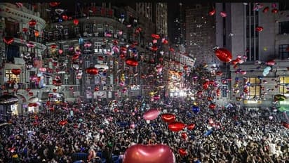 ఓ వైపు కోవిడ్ ఉధృతి.. మరో వైపు న్యూయర్ సెలబ్రేషన్.. వుహాన్ లో వేల సంఖ్యలో గుమిగూడిన ప్రజలు