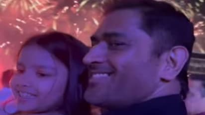 மகளுடன் புத்தாண்டை கொண்டாடிய எம் எஸ் தோனி: வைரலாகும் வீடியோ!