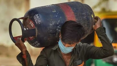 ஷாக் நியூஸ்.. கேஸ் சிலிண்டர் விலை மீண்டும் உயர்வு.. இந்த முறை எவ்வளவு தெரியுமா?