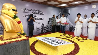 முன்னாள் முதல்வர்கள் அண்ணா, கருணாநிதி நினைவிடத்தில் முதல்வர் மரியாதை