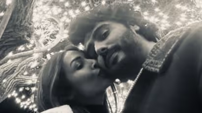 Malaika Arora, Arjun Kapoor's romantic pic goes viral; actress kisses beau starts New Year on a positive note