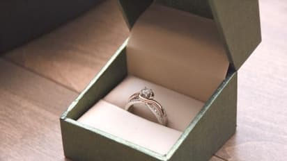 ക്ലോസറ്റില്‍ വീണ ഡയമണ്ട് മോതിരം 21 വര്‍ഷങ്ങള്‍ക്ക് ശേഷം തിരികെ കിട്ടി!