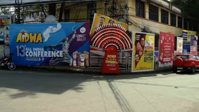 പാതയോരങ്ങളിൽ അനധികൃത ബോർഡുകളും കൊടിതോരണങ്ങളും; ഹൈക്കോടതി വിലക്കിന് പുല്ലുവില