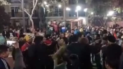 ന്യൂഇയര്‍ ആഘോഷത്തിനിടെ സ്ത്രീകളോടൊപ്പം സെല്‍ഫിക്ക് ശ്രമം ; ഭര്‍ത്താക്കന്മാര്‍ ഉടക്കി, കൂട്ടത്തല്ല്- VIDEO