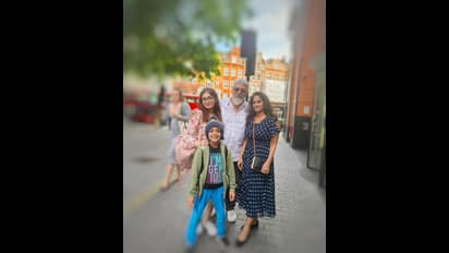 ஹீரோயின் போல் ஜொலிக்கும் அஜித் மகள்... குடும்பத்துடன் குதூகலமாக புத்தாண்டை கொண்டாடிய ஏகே - வைரலாகும் போட்டோஸ்