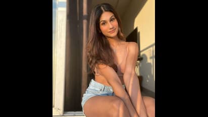 न्यू ईयर की शाम मिस्ट्री गर्ल के साथ स्पॉट हुआ यह क्रिकेटर, PHOTOS में देखें कौन है ब्यूटीफुल निधि टापडिया?