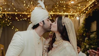 ಏನ್ ಗುರು ಎಲ್ಲಾ ಫೋಟೋದಲ್ಲೂ ಮುತ್ತು ಕೊಡ್ತಿರ್ತೀರಾ?; ಆಲಿಯಾ- ರಣಬೀರ್ ಕಾಲೆಳೆದ ನೆಟ್ಟಿಗರು