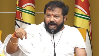 చిరిగిన చొక్కాతో పార్టీ ఆఫీసుకు చింతమనేని..అత్యుత్సాహం చూపిన పోలీసులకు రిటర్న్ గిఫ్ట్ ఉంటుందని కామెంట్