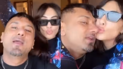 Honey Singh's GF Tina Thadani kissing the rapper's cheek as he sings Meri Jaan is unmissable